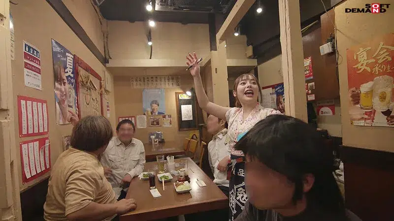 เอวีญี่ปุ่น โดนสาวๆเด็กเสริฟดูดควยในร้านเอาสดพวกเธอฟรีๆ SDDE-721 1