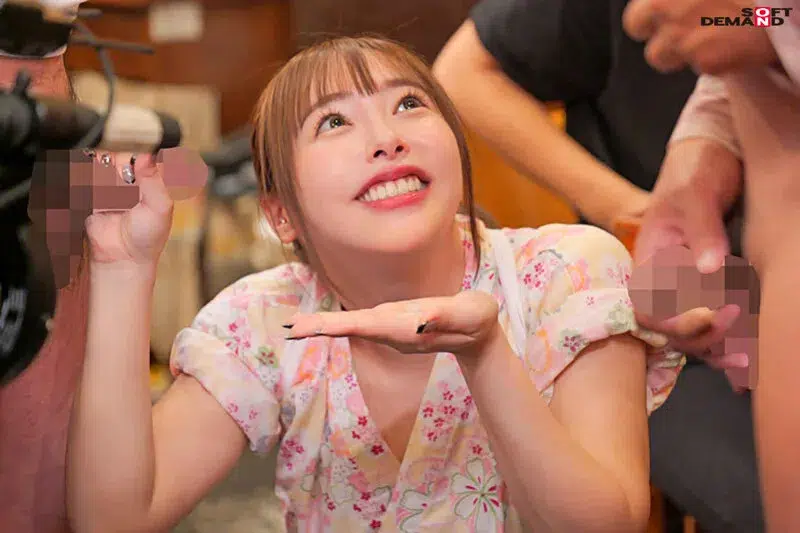 เอวีญี่ปุ่น โดนสาวๆเด็กเสริฟดูดควยในร้านเอาสดพวกเธอฟรีๆ SDDE-721 3